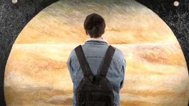Posjetitelj ispred uramljenih slika planeta