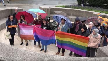Skup ljudi na Rainbow Walkwayu koji drže zastave
