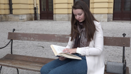 Barbara tolić čita knjigu