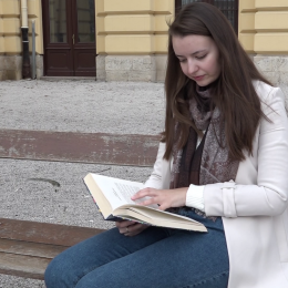 Barbara tolić čita knjigu