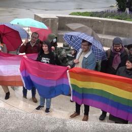 Skup ljudi na Rainbow Walkwayu koji drže zastave